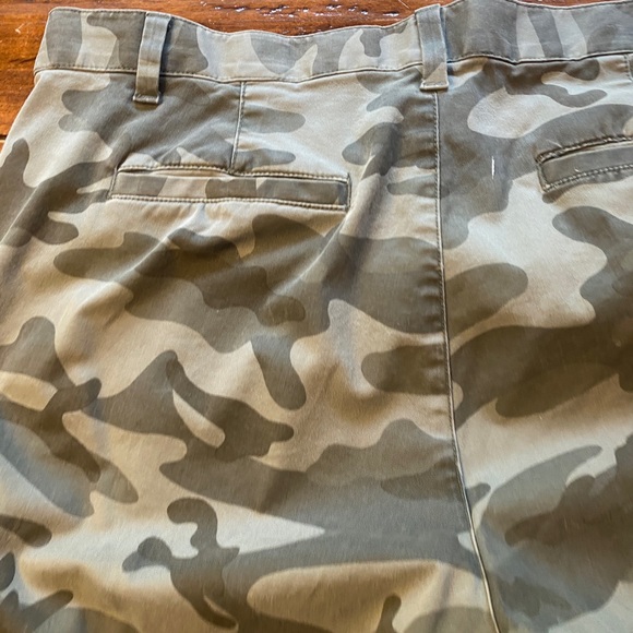 Gap camo girlfriend chino - Picture 3 of 4